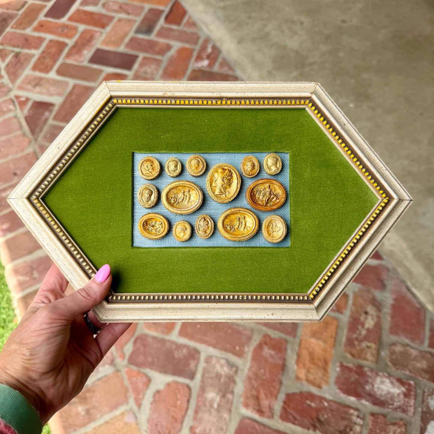 Intaglieaux in Cream Hexagon