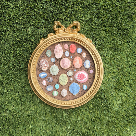 Intaglieaux in Gold Bow